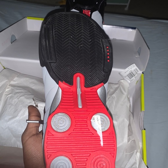 These are Nike shox bb4, vince carter shoes. - Picture 4 of 6